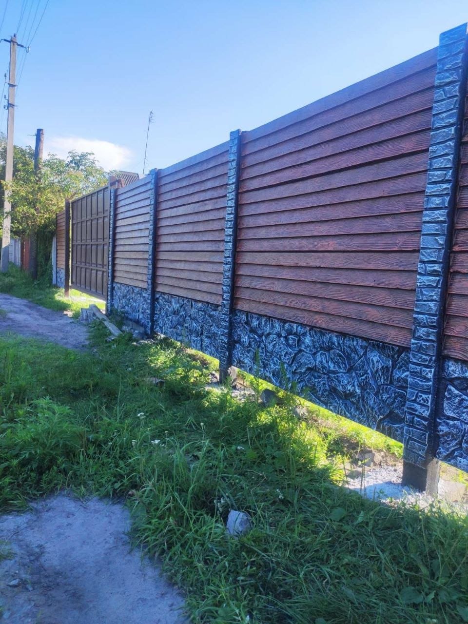 Темный еврозабор под дерево с каменным нижним рядом