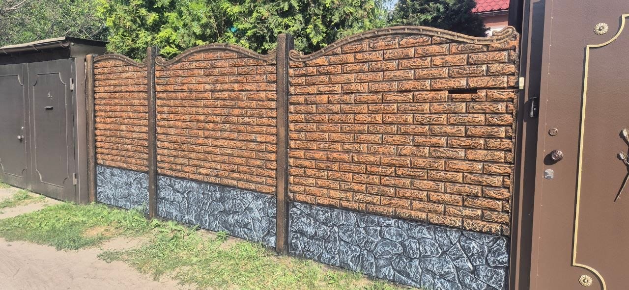 Фото готового еврозабора под кирпич и камень в Харькове